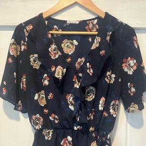 🌻 3/$15 Navy flowered blouse Size M Sienna Sky